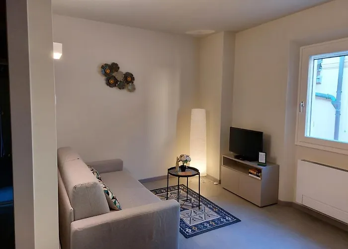 The 6 Apartments